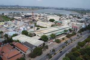 Nhiều cơ sở sản xuất công nghiệp tại Đồng Nai hiện nằm xen kẽ trong các khu dân cư - Ảnh: Lê Vinh 