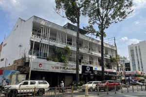 Địa chỉ nhà đất 737 - 739 Trần Hưng Đạo, quận 5, TP.HCM được Sở Tài nguyên và Môi trường TP.HCM thông báo đến 29 lần vẫn chưa tìm được đơn vị thẩm định giá đất. Ảnh: Trọng Tín