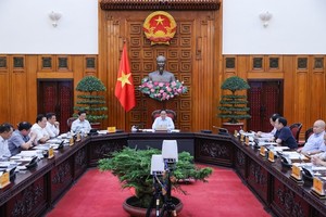 Thủ tướng Phạm Minh Chính chủ trì cuộc họp về việc triển khai dự án đường dây 500 kV mạch 3 Quảng Trạch-Phố Nối, các phương án bảo đảm cung ứng điện trong thời kỳ cao điểm năm 2024, 2025 và các năm tiếp theo. Ảnh: VGP