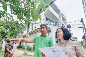 Vợ chồng anh Toàn đi xem nhà. Ảnh: Lê Toàn 