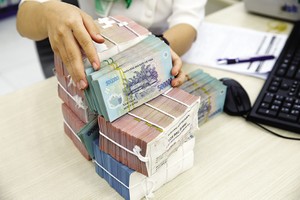 Lãi suất VND vẫn đang chênh lệch âm so với lãi suất USD. Ảnh: Đức Thanh