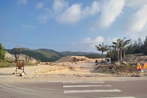 Một dự án đường giao thông đang thi công trong Khu kinh tế Nhơn Hội. Ảnh minh họa.