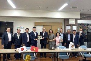 Chủ tịch UBND tỉnh Đồng Tháp Phạm Thiện Nghĩa thăm và tặng quà lưu niệm cho đại diện Công ty Phúc lợi Xã hội Aichi- Jikei Kai