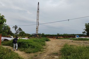 Dự án đường Hoàng Sa - Dốc Sỏi có đang bị "nghẽn" tiến độ vì vướng mặt bằng, thiếu vật liệu xây dựng.