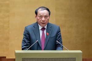 Bộ trưởng Bộ Văn hóa, Thể thao và Du lịch Nguyễn Văn Hùng trình bày tờ trình (Ảnh Media.quochoi) 