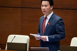 Bộ trưởng Bộ Tài nguyên và Môi trường Đặng Quốc Khánh là người đăng đàn trả lời chất vấn đầu tiên tại Kỳ họp thứ 7.