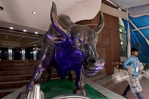 Bên trong khuôn viên Sở giao dịch chứng khoán Bombay (BSE) ở Mumbai, Ấn Độ. (Nguồn: Reuters)