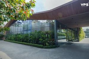 Khuôn viên phủ xanh tại văn phòng Hội sở VPS