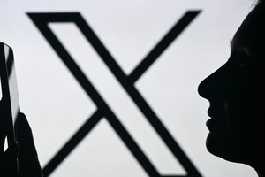 Mạng xã hội X cho phép người dùng chia sẻ nội dung người lớn.