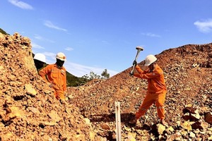 Các đoàn viên thanh niên EVN tiên phong xung kích đã tham gia "vượt nắng thắng mưa" trên công trường