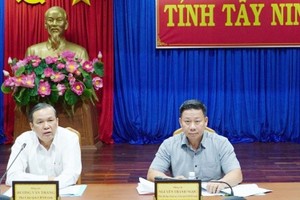 Lãnh đạo UBND tỉnh dự phiên họp giao ban đánh giá tình hình thực hiện kế hoạch đầu tư công. (Ảnh: Nhi Trần)