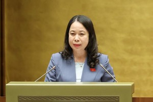 Phó Chủ tịch nước Võ Thị Ánh Xuân trình bày tờ trình.