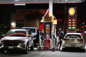 Một trạm xăng dầu ở bang California, Mỹ. Ảnh: AFP