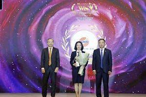 Bà Lê Thị Hoài Thu – Phó Giám đốc Trung tâm môi giới SHS (giữa) đại diện SHS nhận vinh danh của Ban tổ chức 