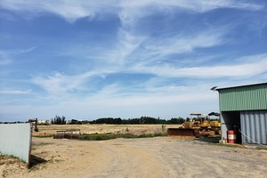 Các dự án khu đô thị ở thị xã Điện Bàn chồng lấn với Dự án Nạo vét, thoát lũ khẩn cấp và chống ngập mặn sông Cổ Cò. Ảnh: Linh Đan