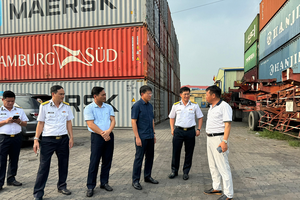 Đoàn công tác của Cục Hàng hải Việt Nam kiểm tra thực tế bãi container tại cảng Cát Lái.