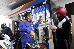 Xăng, dầu đồng loạt tăng giá từ chiều 20/6. Ảnh: TTXVN