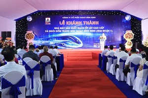 Các đại biểu thực hiện nghi thức cắt băng khánh thành dự án. Ảnh: Thùy Trang.