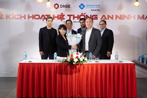 Bà Phạm Thị Thanh Hoa, Tổng Giám đốc DNSE và ông Huỳnh Phước Hồng, Giám đốc điều hành AVTech (hàng trên) và đại diện 2 đơn vị tại Lễ kích hoạt hệ thống an ninh mạng