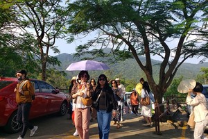 Du khách đến tham quan Tháp Bà Ponagar, Thành phố Nha Trang, tỉnh Khánh Hòa. Ảnh: Linh Đan