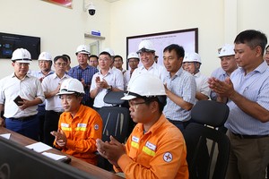 Lãnh đạo EVN, EVNNPT và các đơn vị liên quan chứng kiến thời khắc đóng điện Đường dây 500kV Thanh Hóa - Nam Định 