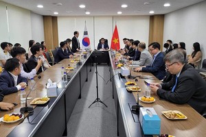 Bộ trưởng Bộ Kế hoạch và Đầu tư Nguyễn Chí Dũng đã làm việc với Mạng lưới đổi mới sáng tạo Việt Nam tại Hàn Quốc. (Ảnh: MPI)