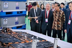 Tổng thống Indonesia Joko Widodo thị sát nhà máy sản xuất pin xe điện đầu tiên của nước này ở Karawang vào ngày 3/7. Ảnh: Văn phòng Tổng thống Indonesia