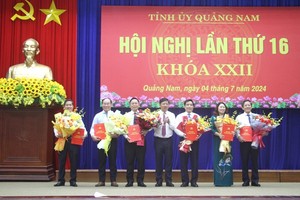 Ban thường vụ Tỉnh ủy Quảng Nam tặng hoa cho 6 cán bộ được phân công nhiệm vụ mới.