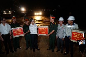 Bí thư Đà Nẵng, ông Nguyễn Văn Quảng thăm và động viên công nhân thi công Dự án cảng Liên Chiểu và Đường ven biển nối cảng Liên Chiểu.