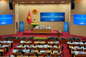 Chủ tịch UBND TP. Hà Nội Trần Sỹ Thanh, Phó chủ tịch UBND TP. Hà Nội Nguyễn Mạnh Quyền và Giám đốc Sở Nông nghiệp và Phát triển nông thôn Hà Nội Nguyễn Xuân Đại đồng chủ trì Hội nghị.