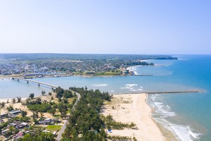 Quảng Trị đang từng bước mở rộng và phát triển vùng không gian ven biển. Trong ảnh: khu vực biển Cửa Tùng (Ảnh: ipa Quảng Trị)