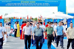 Thủ tướng Chính phủ Phạm Minh Chính cùng các đại biểu tham dự lễ khánh thành tuyến đường. Ảnh: Thanh Tân