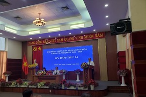 Phó chủ tịch thường trực UBND tỉnh Khánh Hòa Lê Hữu Hoàng báo cáo tình hình kinh tế - xã hội của tỉnh Khánh Hòa trong những tháng đầu năm 2024.