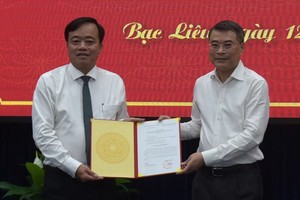 Trưởng Ban tổ chức Trung ương Lê Minh Hưng trao Quyết định cho ông Huỳnh Quốc Việt