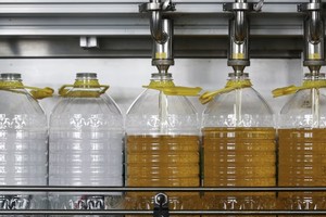 Theo các nhà điều tra, xe tải dùng để vận chuyển dầu ăn, dầu đậu nành và xi-rô ở Trung Quốc đã không được làm sạch sau khi vận chuyển hóa chất lỏng. Ảnh: Reuters