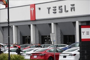 Một phòng trưng bày của Tesla tại California, Mỹ. Ảnh tư liệu: AFP/TTXVN