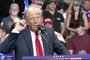 Ứng viên đảng Cộng hoà, cựu Tổng thống Mỹ Donald Trump phát biểu trong cuộc vận động tranh cử ở thành phố Grand Rapids thuộc bang Michigan. Ảnh cắt từ clip của Reuters 