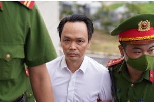 Cựu Chủ tịch Tập đoàn FLC Trịnh Văn Quyết được dẫn giải tới tòa.