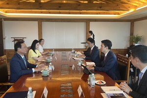 Chủ tịch UBND tỉnh Quảng Trị Võ Văn Hưng (trái ảnh) làm việc với nhà đầu tư tại Hàn Quốc