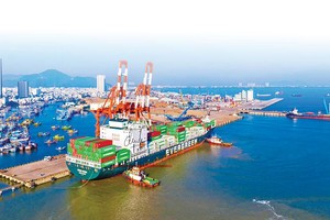 Hạ tầng giao thông của Bình Định khá hoàn thiện, tạo tiền đề thuận lợi cho thu hút đầu tư. Trong ảnh: Cảng Quy Nhơn - cảng biển quốc gia, đầu mối khu vực Ảnh: Dũng Nhân