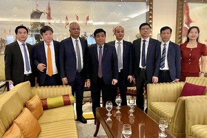 Bộ trưởng Bộ Kế hoạch và Đầu tư Nguyễn Chí Dũng làm việc với đại diện Tập đoàn Adani. (Ảnh: MPI)