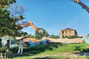 Bãi tập kết cát trên khu đất công ở đường Nguyễn Tất Thành, phường Hòa Hiệp Nam, quận Liên Chiểu, Đà Nẵng. (Ảnh: N.Băng)