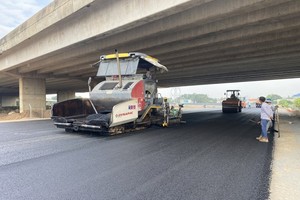 Nhà thầu thảm nhựa đường một đoạn cao tốc Bến Lức - Long Thành - Ảnh: Lê Minh