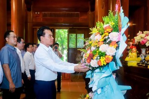 Ông Phet Phomphiphak, Bộ trưởng Bộ Kế hoạch và Đầu tư Lào, Chủ tịch Ủy ban hợp tác Lào - Việt Nam cùng Đoàn công tác dâng hoa, dâng hương tưởng niệm Chủ tịch Hồ Chí Minh tại Khu Di tích Quốc gia đặc biệt Kim Liên. Ảnh: Thành Duy