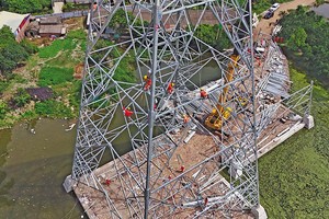 Doanh nghiệp nhà nước lo ngại xuất hiện thêm quy trình, thủ tục gây khó cho hoạt động. Trong ảnh: Thi công đường dây 500 kV mạch 3, đoạn Quảng Trạch - Phố Nối của EVN