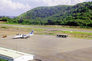 Sân bay Côn Đảo hiện mới khai thác được các loại tàu bay nhỏ và công suất thiết kế chỉ 400.000 lượt khách/năm, nên không đáp ứng nhu cầu đang tăng cao hiện nay.