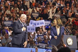 Phó Tổng thống Kamala Harris và người đồng hành tranh cử của bà, Thống đốc bang Minnesota Tim Walz. Ảnh: Kyodo/TTXVN