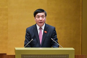 Tổng thư ký Quốc hội Bùi Văn Cường trình bày báo cáo.