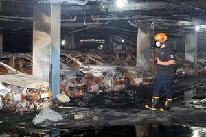 Hiện trường vụ cháy xe điện tại gara ngầm ở thành phố Incheon, ngày 2/8. Ảnh: Yonhap