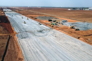 Thi công đường cất hạ cánh Cảng hàng không quốc tế Long Thành.